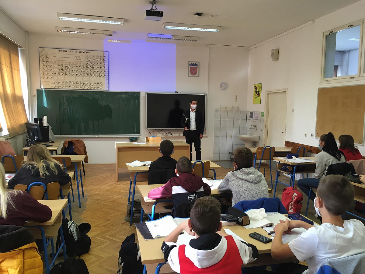 Lički Medvjed u osnovnoj školi u Otočcu