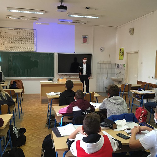 Lički Medvjed u osnovnoj školi u Otočcu